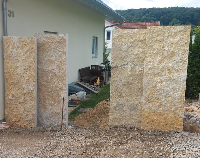 Raatz | Gesellschaft für Hochbau mbH in Heidelberg, Außenanlagen Sandstein-Stelen