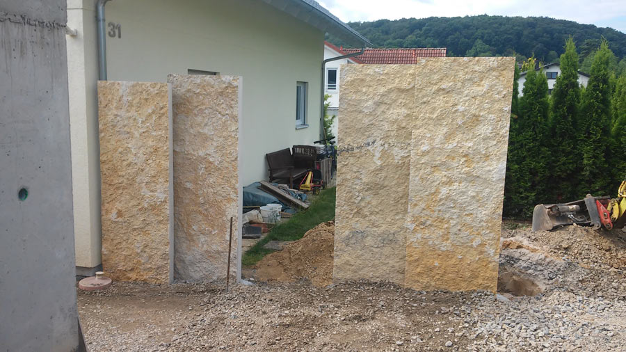 Raatz | Gesellschaft für Hochbau mbH in Heidelberg, Außenanlagen Sandstein-Stelen